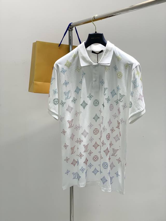 Louisvuitton 路易威登，2025夏季最新款，专柜同步有售，原单狠货，时尚休闲翻领短袖T恤，上身很有特点！吸睛而有亮点，进口原版面料，顶级烫钻工艺字母