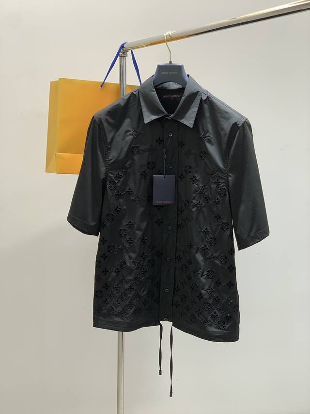 Louisvuitton 路易威登，2025夏季最新款，专柜同步有售，原单狠货，时尚休闲短袖衬衫，上身很有特点！吸睛而有亮点，进口原版面料，顶级刺绣工艺字母图案