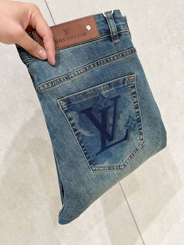 Lv*25早春款 男士牛仔裤原厂原布原洗水！进口原版水洗弹力面料，复杂的手工艺叠加，任何一个洗水环节多停留几秒都会变成完全不一样的颜色效果，所以越加珍贵，特别持