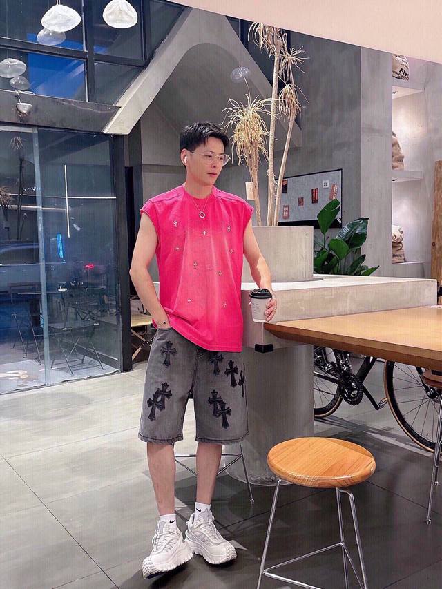 裤子 衣服 Bearltongs 高定款做旧水洗烫钻 磨破背心Os版型真的很迷人 新品版型都做到极致实穿度很高，随意搭都Nice采用32支双纱 260克重面料