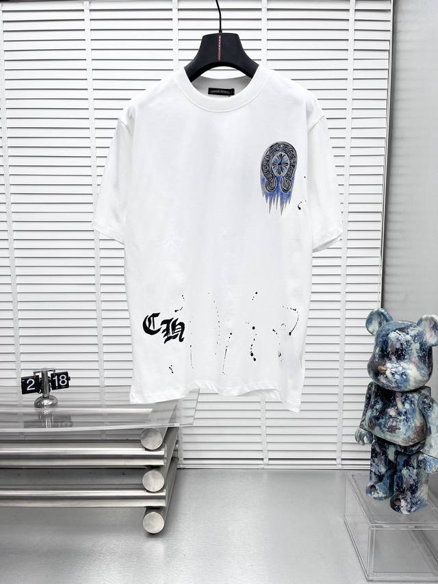 Ch*克罗心25Ss春夏新款短袖圆领T恤高端订制设计前卫时尚！品牌Logo重工艺设计高端定制240克面料.手感柔软.穿着舒适.专柜级别精致车线.做工精细.上身效