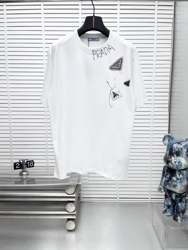 Prad*25Ss春夏新款短袖圆领T恤高端订制设计前卫时尚！品牌Logo重工艺设计高端定制240克面料.手感柔软.穿着舒适.专柜级别精致车线.做工精细.上身效果
