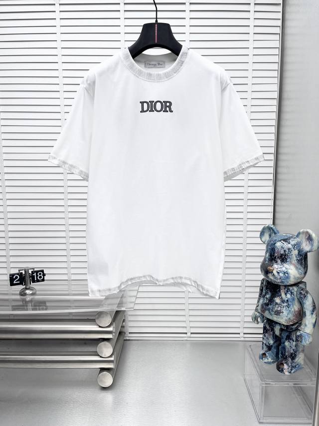 Dio*25Ss春夏新款短袖圆领T恤高端订制设计前卫时尚！品牌Logo重工艺设计高端定制240克面料.手感柔软.穿着舒适.专柜级别精致车线.做工精细.上身效果无