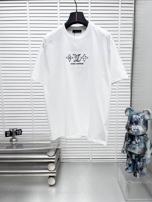 1V*25Ss春夏新款短袖圆领T恤高端订制设计前卫时尚！品牌Logo重工艺设计高端定制 克面料.手感柔软.穿着舒适.专柜级别精致车线.做工精细.上身效果无敌帅气