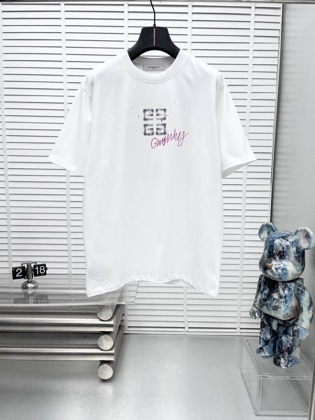 Gvc*25Ss春夏新款短袖圆领T恤高端订制设计前卫时尚！品牌Logo重工艺设计高端定制240克面料.手感柔软.穿着舒适.专柜级别精致车线.做工精细.上身效果无