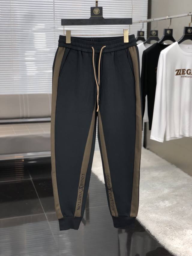 Lv2025Ss春季新品Logo运动休闲裤、定制原版专高密精棉面料，T面料舒适透气,松紧腰头,双侧插口袋设计！一款日常穿着，2兼备多功能休闲裤走了潮范路线全线进