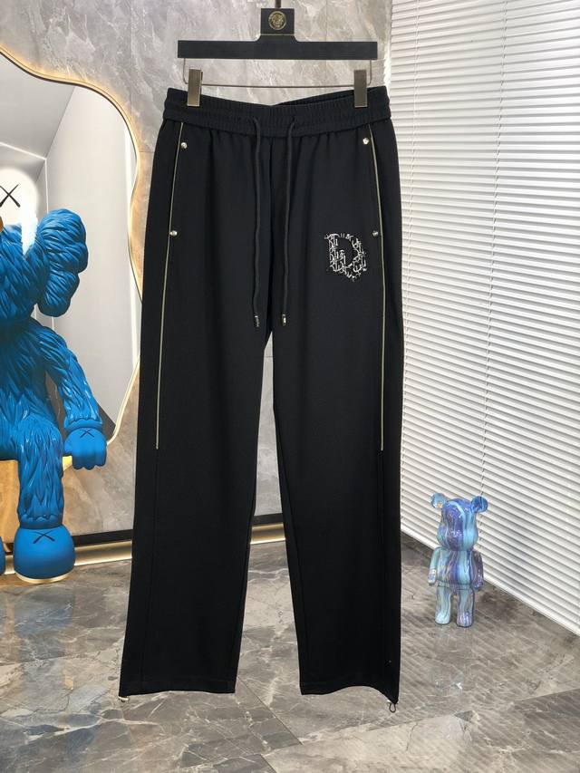 Dior。2025春季新品。订制高品质时尚休闲裤。超级百搭款。独家定制-进口高端高密度精棉面料，W贴身舒适，3超靓版型、上身显腿修长，內里，走线都无可挑剔，任何
