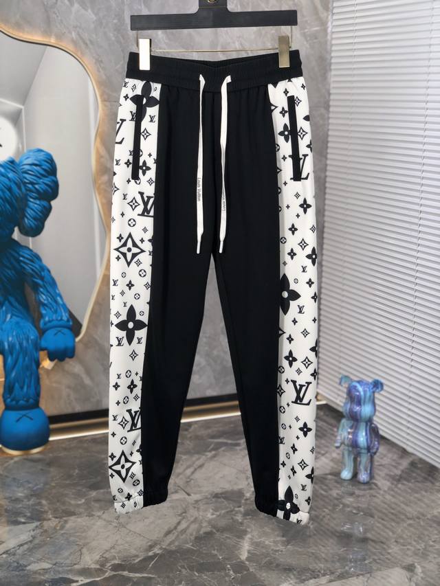 Lv。2025春季新品。订制高品质时尚休闲裤。超级百搭款。独家定制-进口高端高密度精棉面料，W贴身舒适，3超靓版型、上身显腿修长，內里，走线都无可挑剔，任何场合