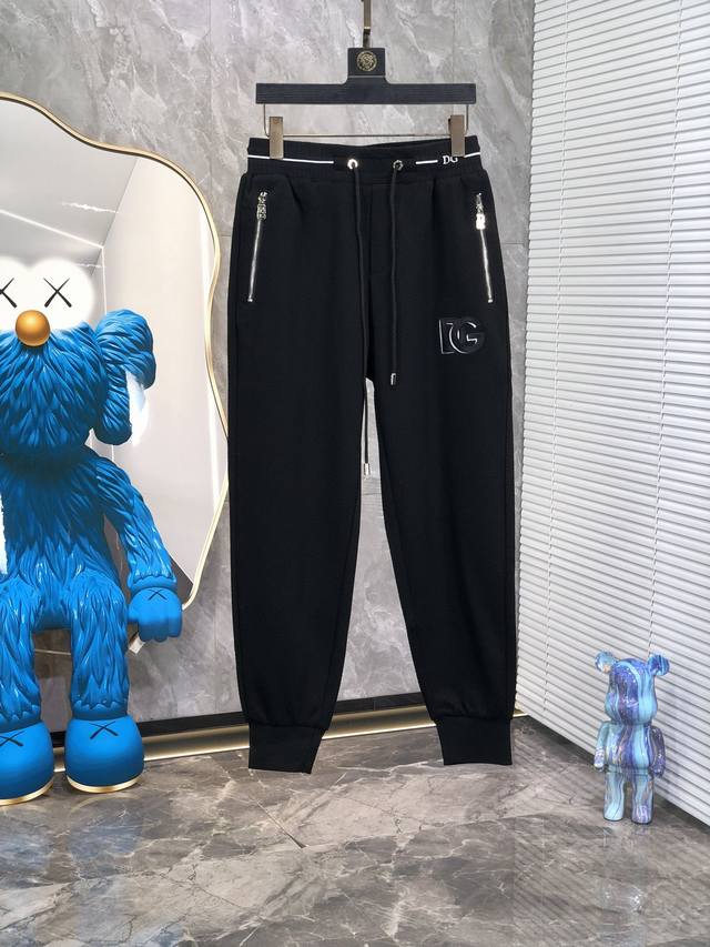 D&G。2025春季新品。订制高品质时尚休闲裤。超级百搭款。独家定制-进口高端高密度精棉面料，W贴身舒适，3超靓版型、上身显腿修长，內里，走线都无可挑剔，任何场