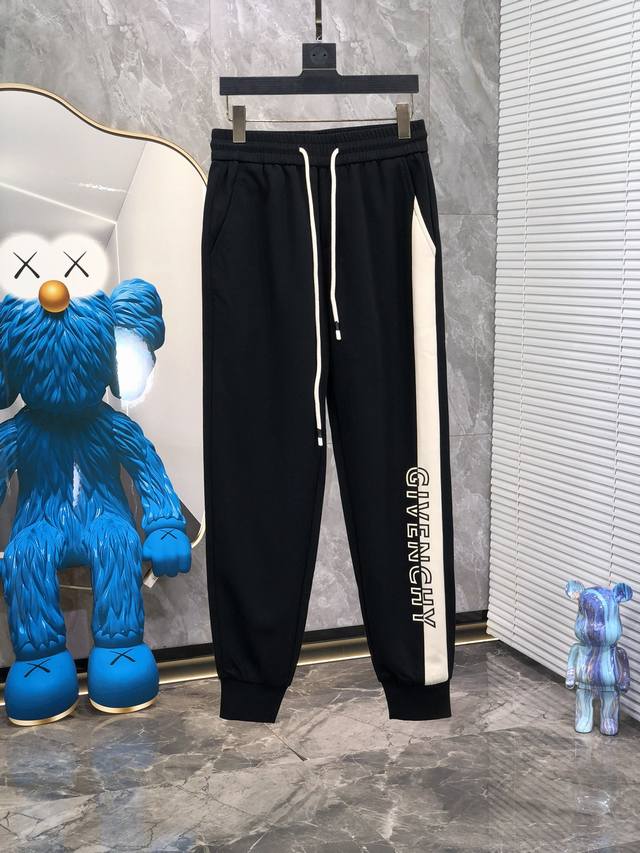 纪梵希。2025春季新品。订制高品质时尚休闲裤。超级百搭款。独家定制-进口高端高密度精棉面料，W贴身舒适，3超靓版型、上身显腿修长，內里，走线都无可挑剔，任何场