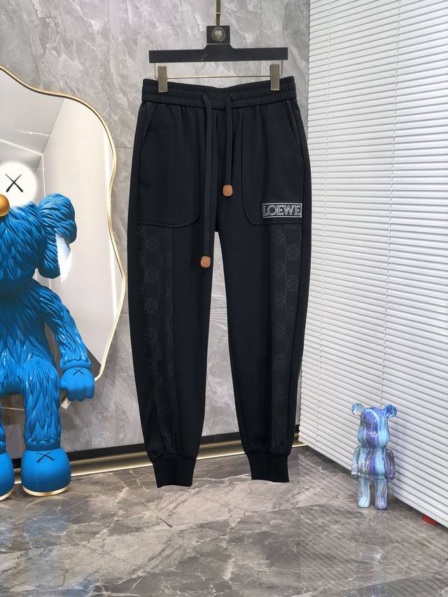 罗意威。2025春季新品。订制高品质时尚休闲裤。超级百搭款。独家定制-进口高端高密度精棉面料，W贴身舒适，3超靓版型、上身显腿修长，內里，走线都无可挑剔，任何场