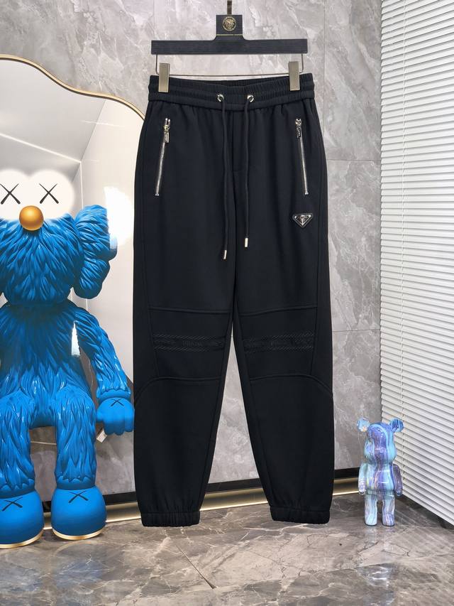 普拉达。2025 春季新款休闲裤美学的焕新诠释,演绎浓郁的格调型时尚风范,细节感和设计感强悍.W经典品牌标识做为色彩搭配,演绎经典的品牌时尚,为整体造型增光添彩