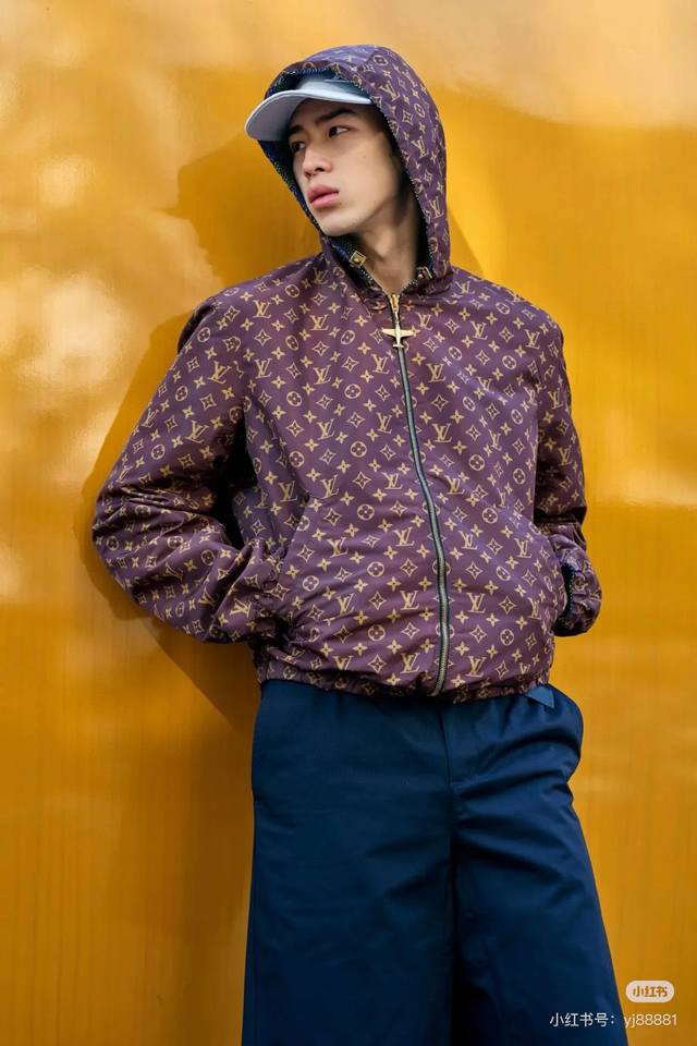 Lv 路易威登家族男士时装款轻便双面提花夹克外套，香港洋行渠道货，高端品鉴级产物，官柜主推展示，25年早春新品，明星级爆款！整体的设计风格有着强烈的菲董标签，创