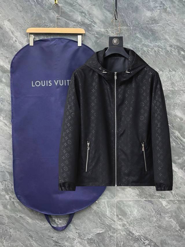 Lv 官网同款，三标齐全，提前发售 2025Ss春季新款男士夹克外套，原单三标齐全高端版本 专柜定制面料 透气舒适度高，细节无可挑剔，品牌元素设计理念，体现高品