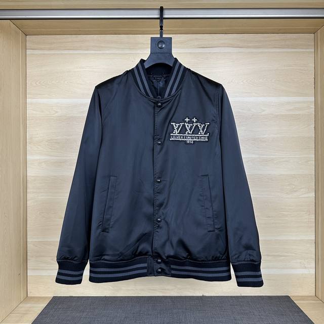 Lois Vitn 路易2025早春新款 胸前后背绣花钉珠外套 定织螺纹 提花里布 耗时较久 五金原版开模 细节处理面料上身超级有型舒适 男女同款工艺：绣花钉珠