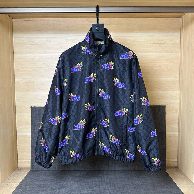 Gucc* 早春新款 龙年限定经典双G老花拼接外套 隐藏帽子设计 整体上身简约大气 对位裁剪 质感重量％100还原 原五金设计 男女同款工艺：对位裁剪码数：46