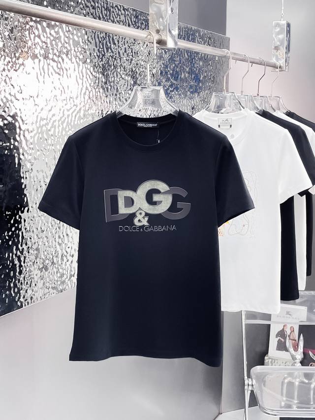 Dolce&Gabban*杜嘉班纳 2025Ss新款短袖圆领T恤 ，高端定制丝光棉面料，设计前卫时尚！经典Logo设计，胸前Logo感温变色，手感柔软.穿着舒适