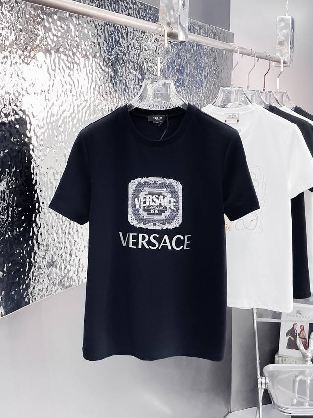 Versac*范思家 2025Ss新款短袖圆领T恤，定制丝光棉面料，设计简单大方。范家经典Logo设计，低调奢华，高端手感柔软.穿着舒适.专柜级别精致车线.做工