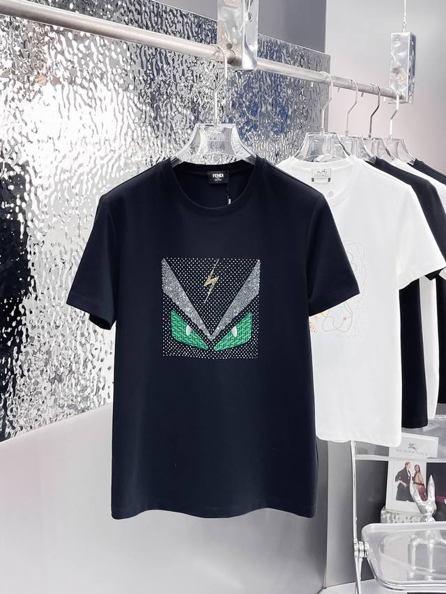 Fend*芬家 2025Ss新款短袖圆领T恤 ，高端订制 ，丝光棉面料，设计前卫时尚！胸前经典芬家Logo设计，全钻系列，低调奢华，手感柔软.穿着舒适.专柜级别
