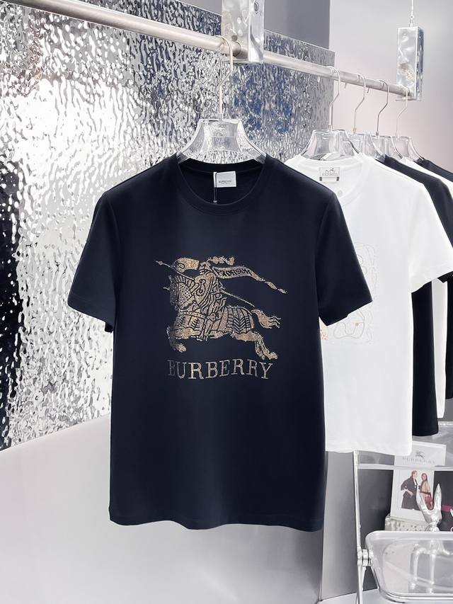 Burberr*巴家 2025Ss新款首发专柜最新款短袖圆领T恤 ，高端定制丝光棉面料，全钻马系列设计，时尚潮流，手感柔软.穿着舒适.专柜级别精致车线.做工精细