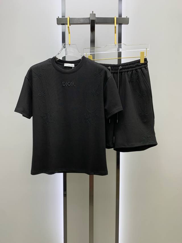 Dior 迪奥 高端定制 2025春夏新款首发专柜最新款短袖短裤休闲套装 高端订制 设计前卫时尚！品牌Logo重工艺设计 高端定制纯棉面料.手感柔软.穿着舒适.