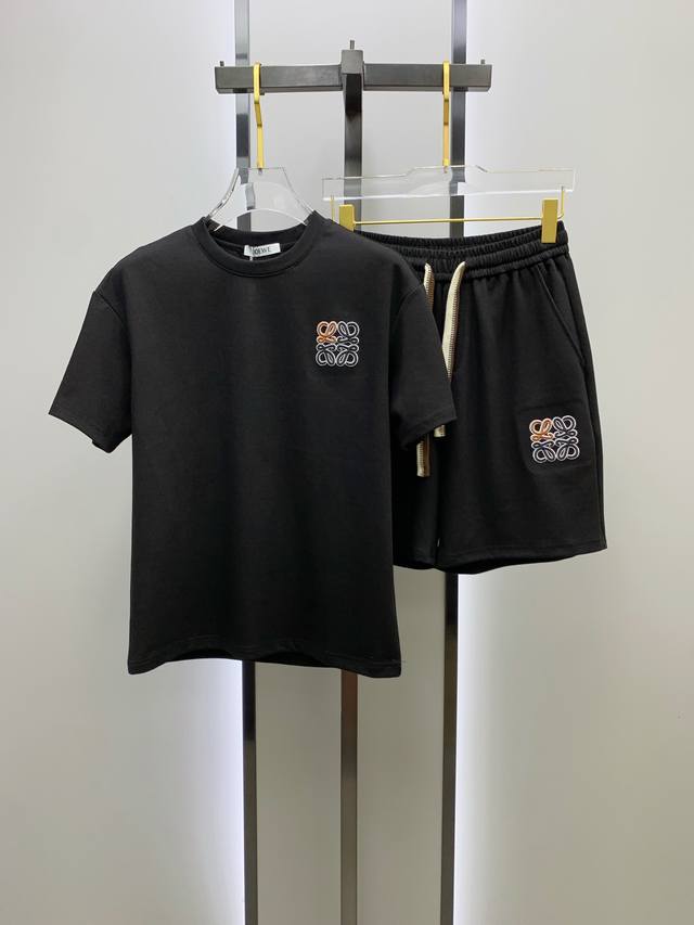 Loewe 罗意威 高端定制 2025春夏新款首发专柜最新款短袖短裤休闲套装 高端订制 设计前卫时尚！品牌Logo重工艺设计 高端定制纯棉面料.手感柔软.穿着舒