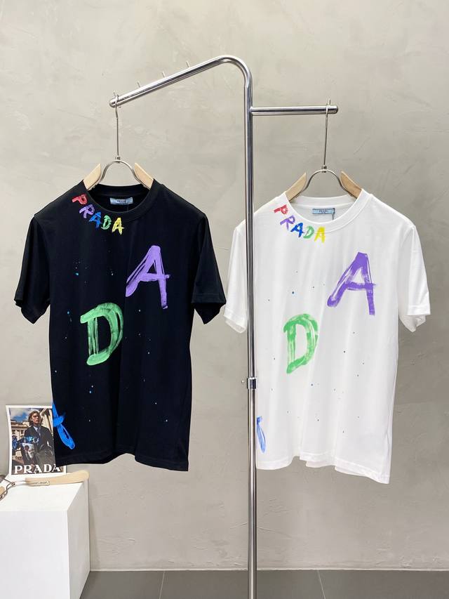Prada普拉达独家专供新款原单男士休闲短袖 高端定制 高版本 时尚百搭爆款进口面料 手感超柔软细腻 穿着亲肤舒适 高端精品 代工厂P精细做工 上身非常赞 男士