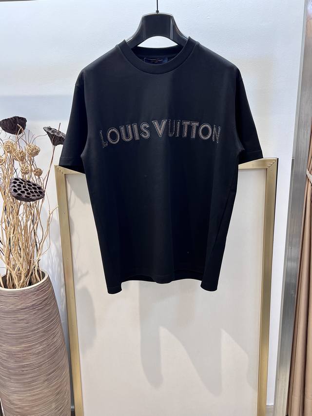 Size 46 48 50 52 男女同款 1V路易家 刺绣烫钻品牌Logo字母 后部方形刺绣镜像章 重磅纯棉棉质洗涤方式：建议干洗或包裹洗衣袋反面单独冷水快速