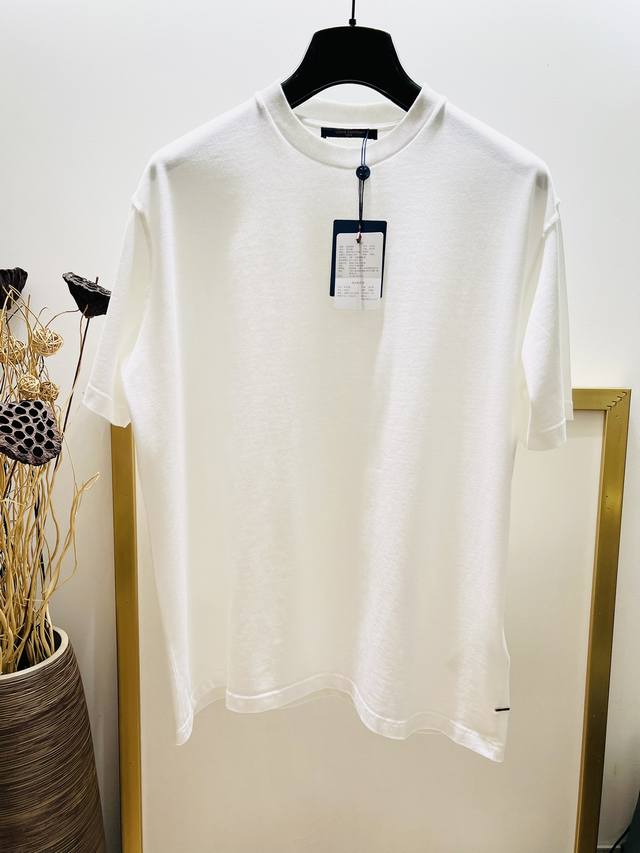 Size：S M L Xl Xxl码 男女同款 黑 白 灰1V 路易经典 标签卡扣 半袖T恤 Zp订制洗水棉 双肩两针三线Zp打版 低调奢华百搭款 Os宽松版型