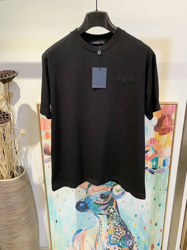 Size：S M L Xl Xxl码 黑 白 灰三色 男女同款1V 路易家经典大Logo贴布刺绣短袖T恤 超高难度切割贴布刺绣工艺 定位刺绣 内里全部粘贴衬布