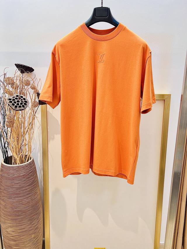 Size：46 48 50 52码 酒红 橙色 卡其色 男女同款 1V 路易家 本款 T 恤取材柔软重磅100%纯棉，以轻盈硅质塑造正面 1V 标识压纹，与Zp