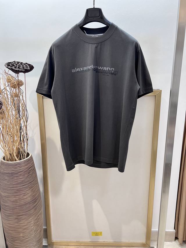 Size：S M L Xl 水洗灰 男女同款 Ag Alexard*Rwang 亚历*大.王 2025Fw炒色洗水立体印花背面刺绣品牌Logo，尽显随性不羁的时