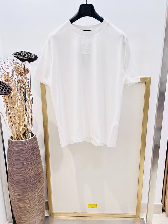 Size：46 48 50 52码 黑 白 两色 男女同款 1V路易经典Logo立体刺绣短袖T恤 成衣洗水工艺上身透气舒适 订制高克重纯棉 细节控必入！建议干洗