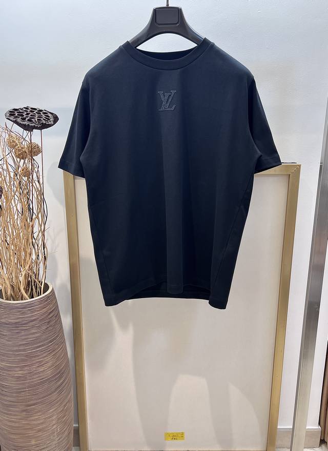 Size：46 48 50 52码 黑 白 两色 男女同款 1V路易经典Logo立体刺绣短袖T恤 成衣洗水工艺上身透气舒适 订制高克重纯棉 细节控必入！建议干洗