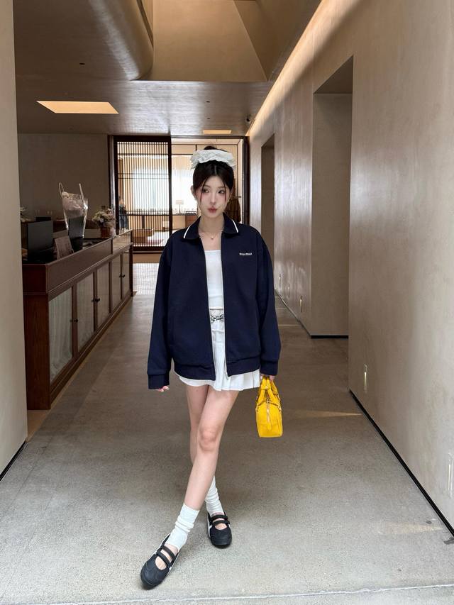 Miumiu 复合珠地翻领拉链外套面料：采用260克双纯棉珠地复合面料，底部采用26支超爽棉复合打底。两种面料复合后大约为420克。该款带内衬，衬里面料采用人棉