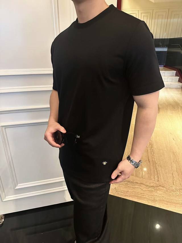 Dr下摆金线蜜蜂刺绣纯棉短袖T恤 时髦百搭小蜜蜂经典T，小迪高级极简系列，宽松Os版型裁剪，不挑人款！客供高克重针织纯棉布面料，手感非常扎实，柔软亲肤的体感，十