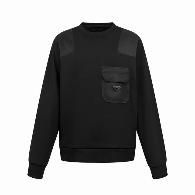 Prada 三角标尼龙卫衣定制330克兰迪双面以及尼龙梭织面料 柔软细腻 舒适贴肤 标志性涂珐琅三角形金属徽标点缀正面 融合Re-Nylon 尼龙织物加以升华