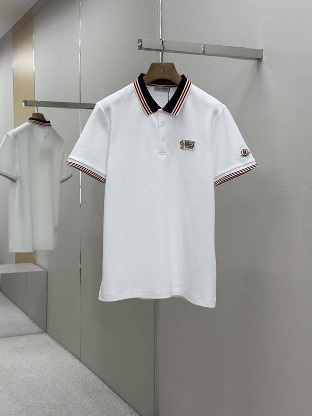Moncler 2025春夏新款男士短袖Polo衫品牌最新设计元素！既不单调也不复杂,恰到好处的展现品味！客供顶级定制珠地棉面料！舒适吸汗透气根本不在话下,面料