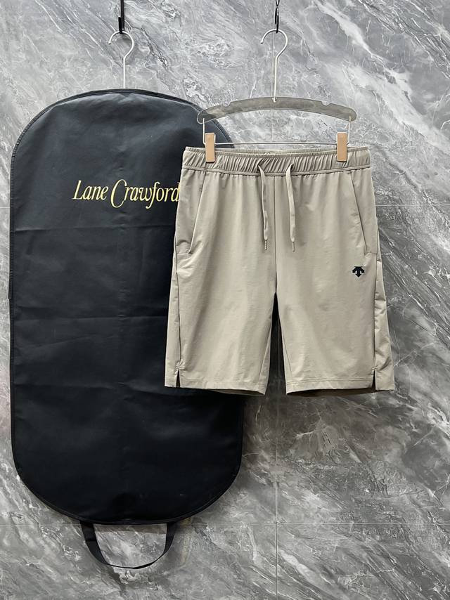 Logo有反光效果 迪桑特 微标速干短裤*进口面料机能户外与城市休闲于一体拒绝闷热，清爽舒适新体验！*标志性Logo 两侧防水拉链口袋设计超贴心，放手机、钥匙完