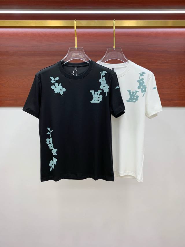 Lv25Ss春夏 新品 定制蚕丝面料丝滑透气！时尚经典圆领短袖时尚单品设计，更加时尚舒适，高标准定制，上身非常有型，胸前品牌经典Logo 图案 客供辅料，客供进
