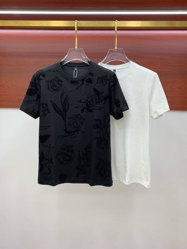迪奥25Ss春夏 新品 定制蚕丝面料丝滑透气！时尚经典圆领短袖时尚单品设计，更加时尚舒适，高标准定制，上身非常有型，胸前品牌经典Logo 图案 客供辅料，客供进