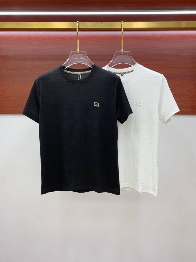 巴宝莉25Ss春夏 新品 定制蚕丝面料丝滑透气！时尚经典圆领短袖时尚单品设计，更加时尚舒适，高标准定制，上身非常有型，胸前品牌经典Logo 图案 客供辅料，客供