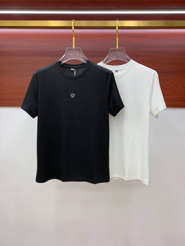 范思哲25Ss春夏 新品 定制蚕丝面料丝滑透气！时尚经典圆领短袖时尚单品设计，更加时尚舒适，高标准定制，上身非常有型，胸前品牌经典Logo 图案 客供辅料，客供