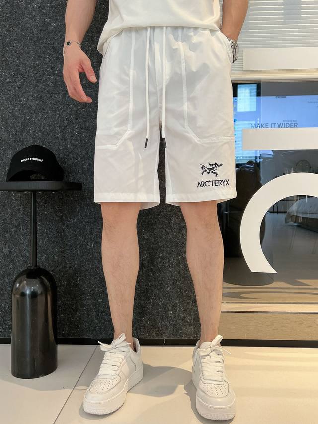 始祖鸟 三标齐全 2025夏季新款男士休闲短裤，高级定制面料透气面料 透气弹力舒适度极高，细节无可挑剔，顶级辅料配备，原版Logo设计理念，手感细腻柔软！上身版