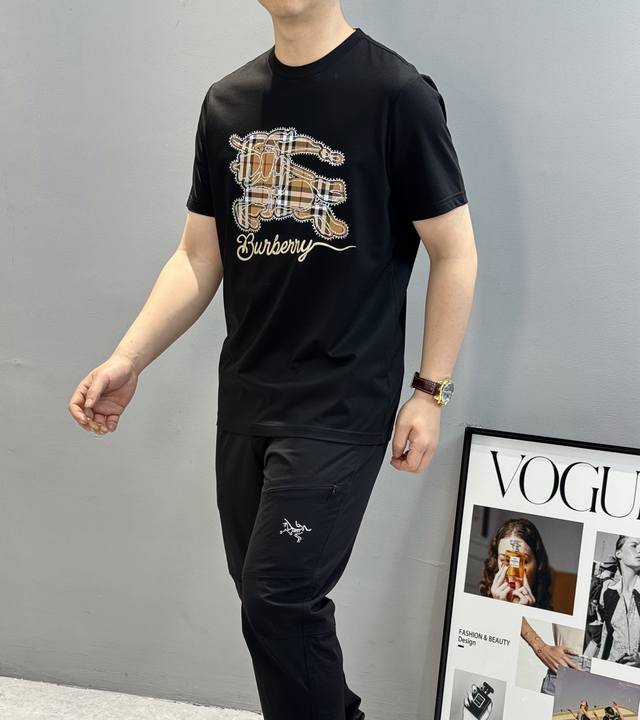 Bbr*巴宝-莉2025S新品短袖T恤，经典战马胸前经典巴宝莉格子色彩字母搭配.战马立体烫画.立体叠加烫钻.帅气时尚，简约百搭款。190G丝光棉面料棉 不仅挺括