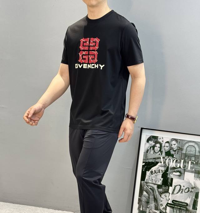 Givench*Y纪梵希2025S新品丝光棉短袖T恤，胸前品牌字母图形高温烫画设计.立体爆裂感.减龄利器.帅气时尚，简约百搭款。190G丝光棉面料棉 不仅挺括，