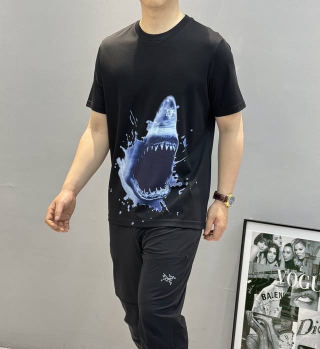 Givench*纪梵-希25S新款丝光棉T恤.优秀品质和当代流行大鲨鱼元素搭配.下摆立体双层质感Logo超强标签，直喷工艺设计.立体感满满.做工相当打Call！