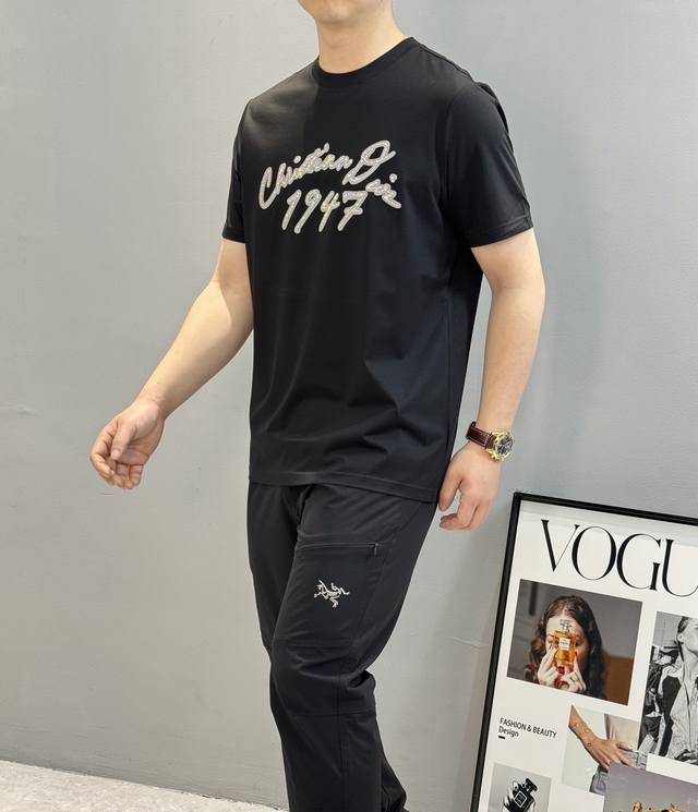 Dio*R迪奥25S夏季新款丝光棉T恤.经典1947啊～胸前经典字母3D烫画设计.叠加烫钻工艺.时尚感强.超舒适透气的丝光棉，190G面料.吸汗性和透气性都很好