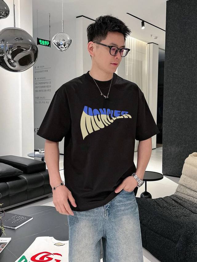 Moncle*蒙-口25S新款潮牌T恤.男女同款！胸口经典品牌字母图形立体视觉.经典款式烫画设计.耐看时尚.230G纯棉面料，柔软舒适.透气轻薄.顶级元素融合打