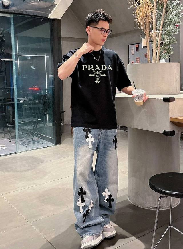 Prad*普拉-达新款T恤.25S男女同款！胸前高清3D字母立体印花设计.经典Prada.简单高级.质感搭配都是不同凡响！极好舒适又透气.让人过目难忘！新款面料